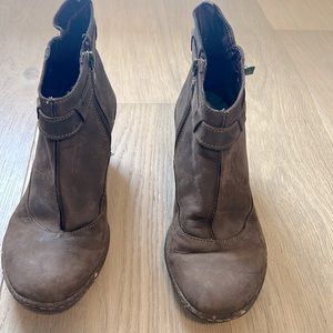 El Naturalista taupe bootie. Size 37.